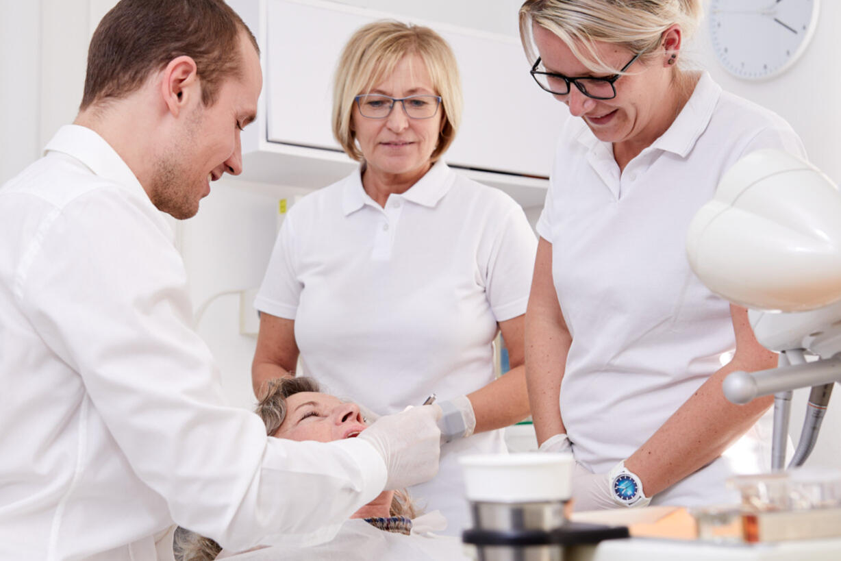 Zahnarzt-Team bei der Patientenbehandlung